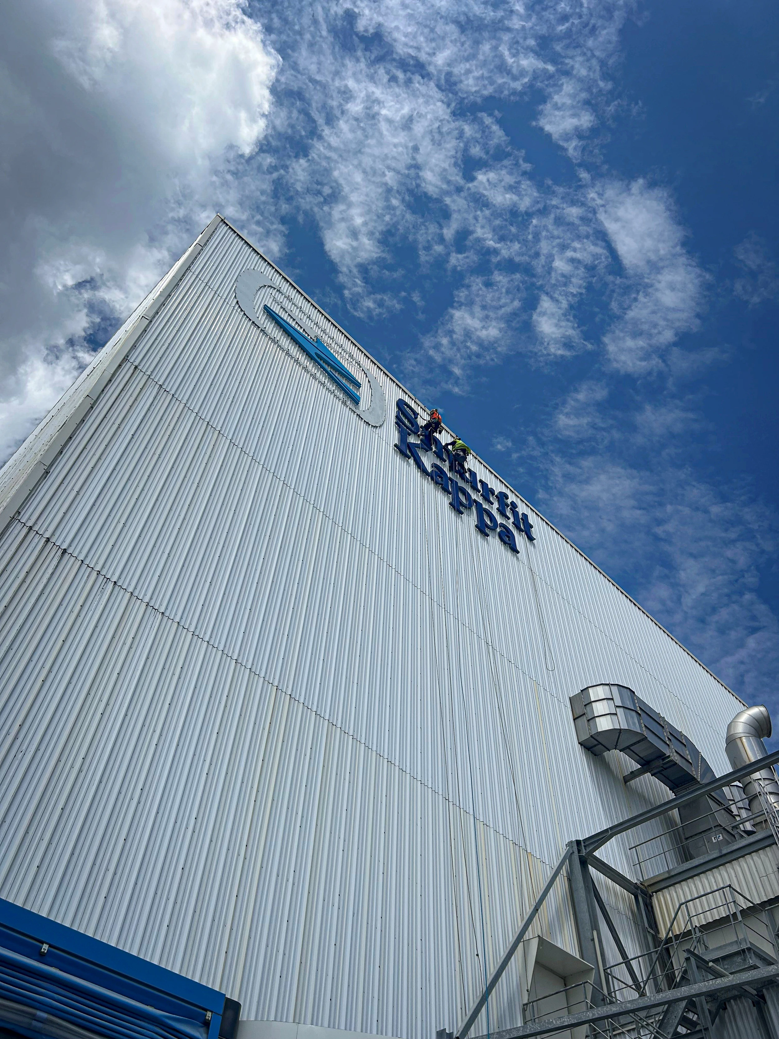 Intervention de cordistes MS Access pour nouvelle identité chez SMURFIT WESTROCK à Biganos (industrie) – 3